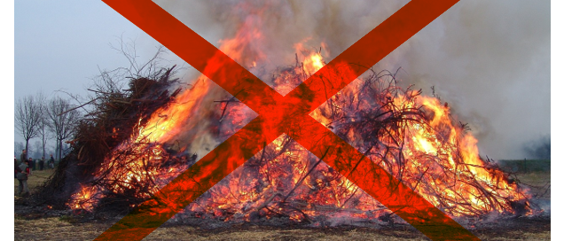 Ein großes Feuer brennt auf einem Feld kontrollliert ab und zwei rote grafisch dargestellte Balken durchkreuzen es.