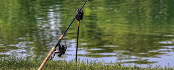 Eine Angel steht aufgebaut an einem See.