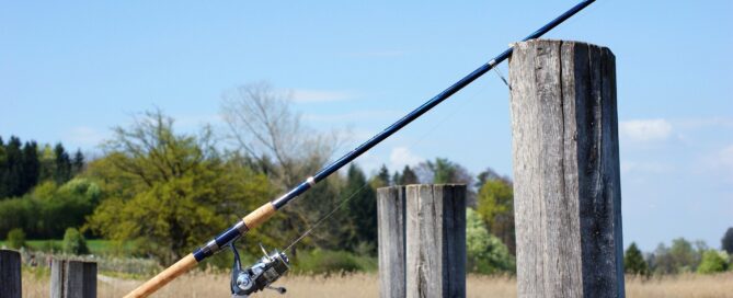 Eine Angel steht an einem Steg.