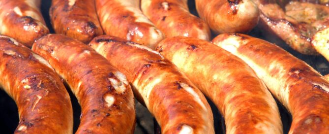 Bratwürste auf dem Grillrost.